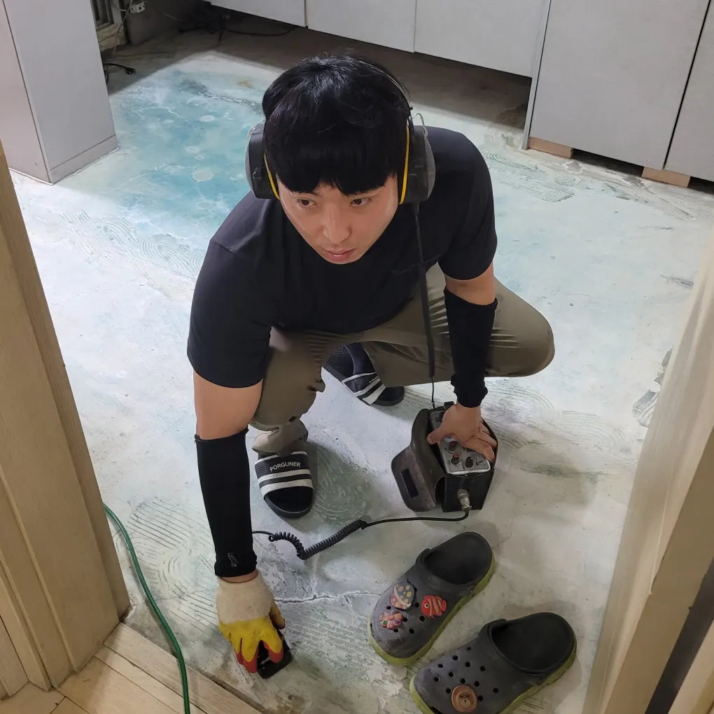 성산동 서교동 현장 방 안쪽 바닥을 청음식 탐지기로 탐지하는 모습